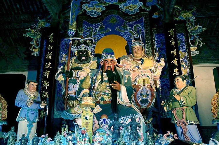 Image of a Chinese deity called Guan Gong in a temple