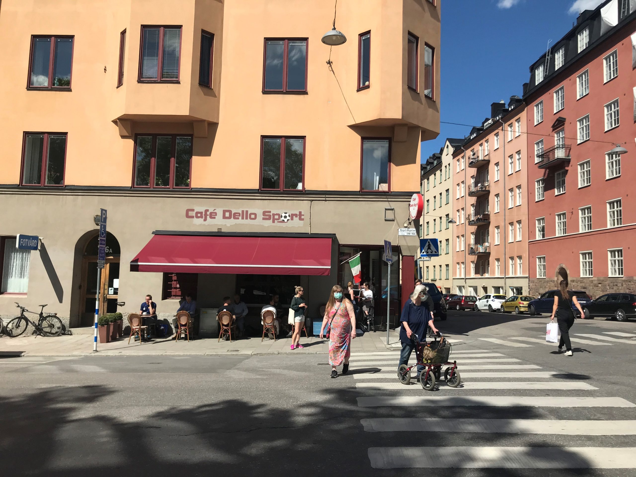 Photograph of a city street and cafe